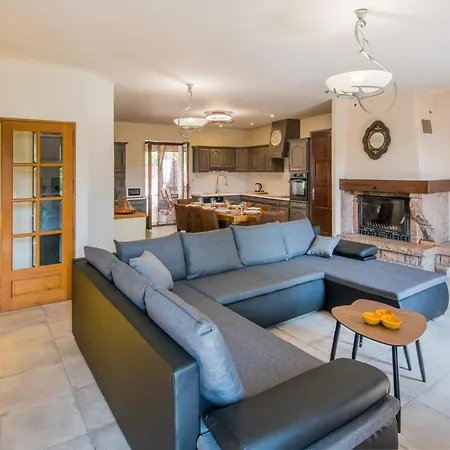 Les Roses D'angelina - Superbe Maison Avec Piscine Holiday home Montlaur (Aveyron)