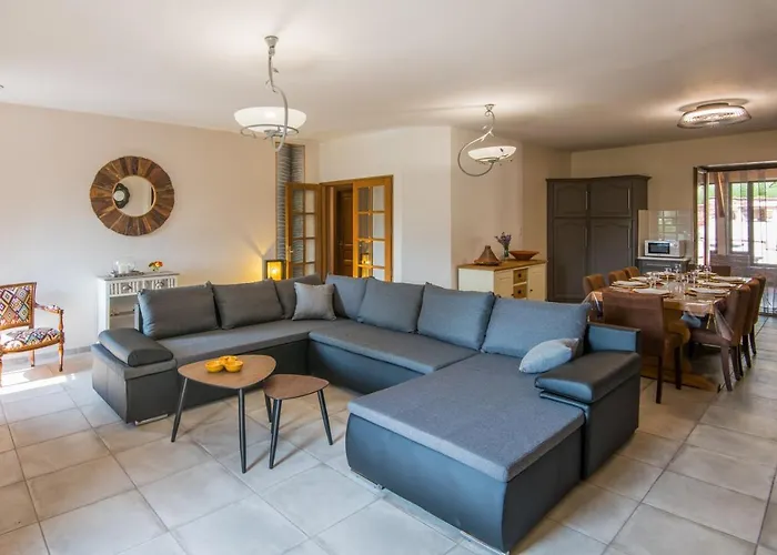 Hébergement de vacances Les Roses D'angelina - Superbe Maison Avec Piscine Montlaur (Aveyron)