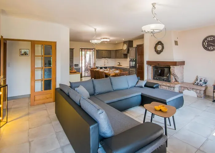 Les Roses D'angelina - Superbe Maison Avec Piscine Hébergement de vacances Montlaur (Aveyron)